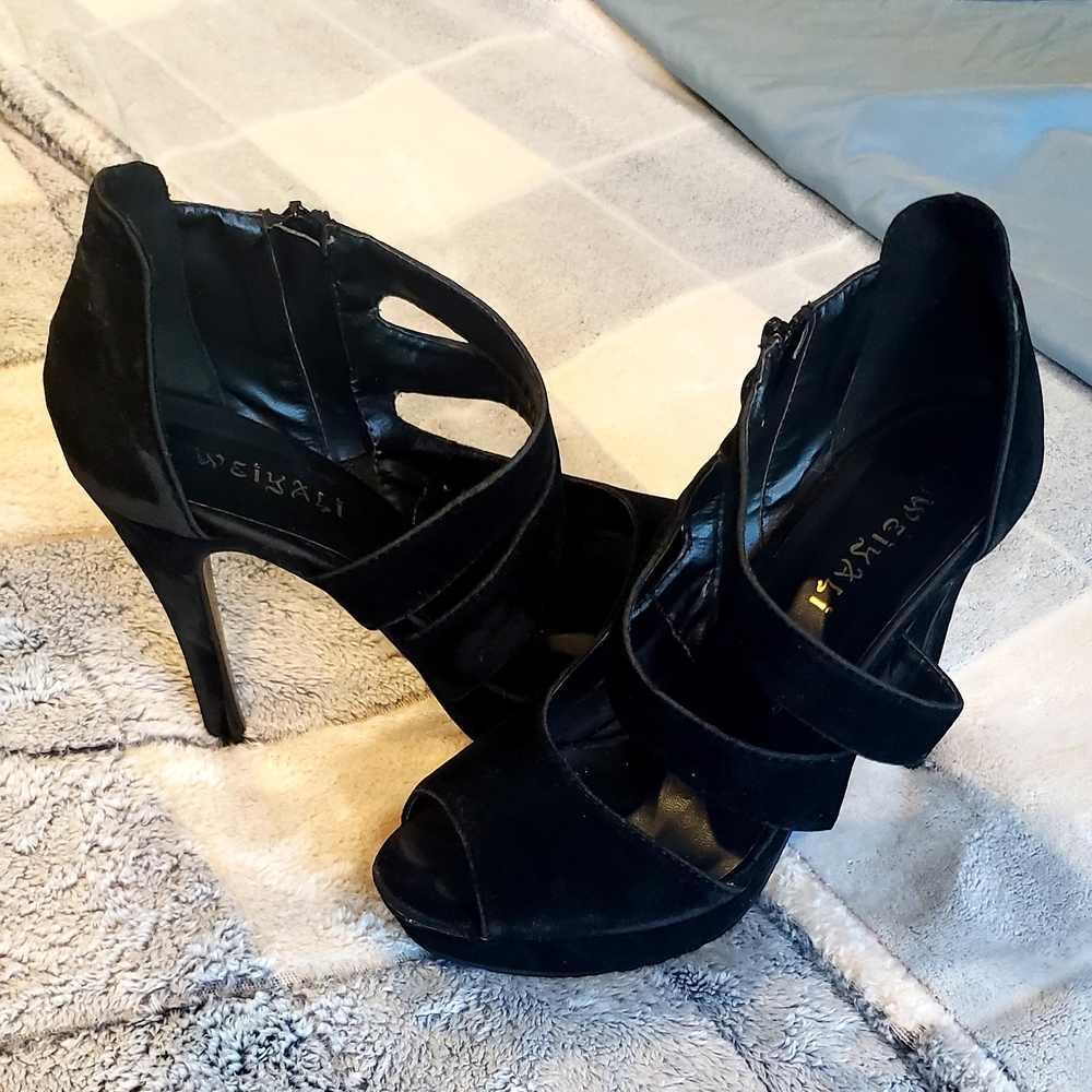 Chic Black Strappy Heels